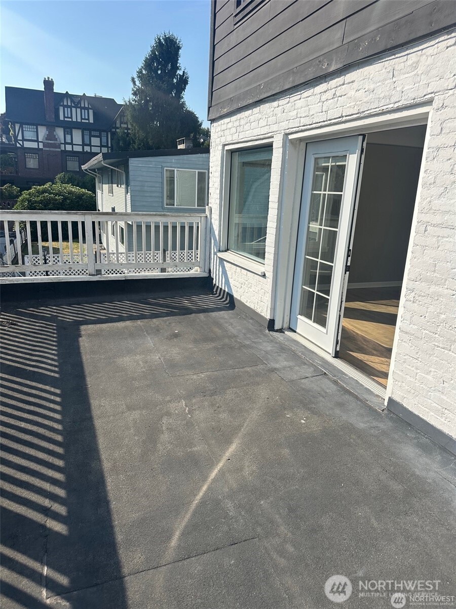 215 W Kinnear Place , Seattle, WA 98119-3730