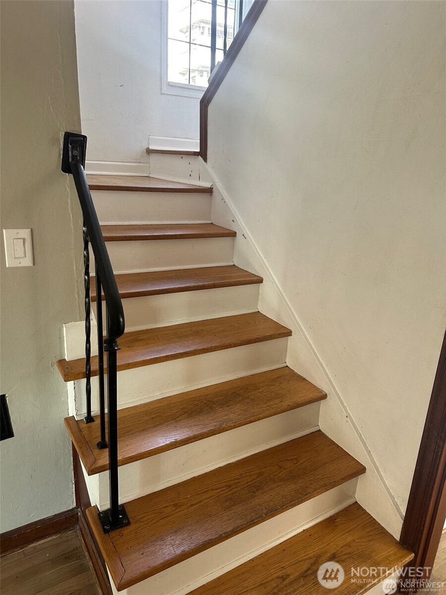 215 W Kinnear Place , Seattle, WA 98119-3730