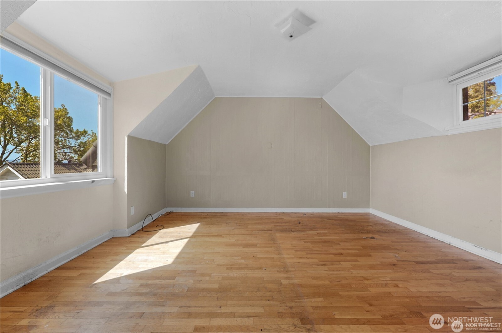 215 W Kinnear Place , Seattle, WA 98119-3730