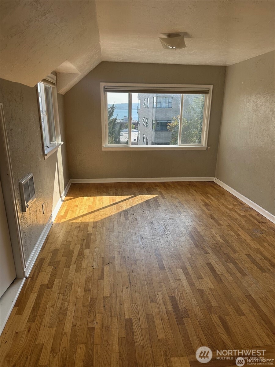 215 W Kinnear Place , Seattle, WA 98119-3730