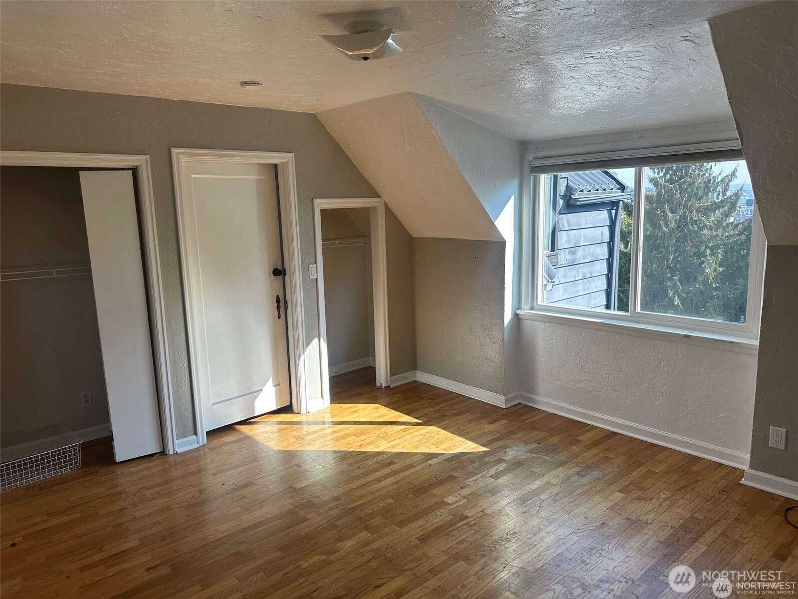 215 W Kinnear Place , Seattle, WA 98119-3730