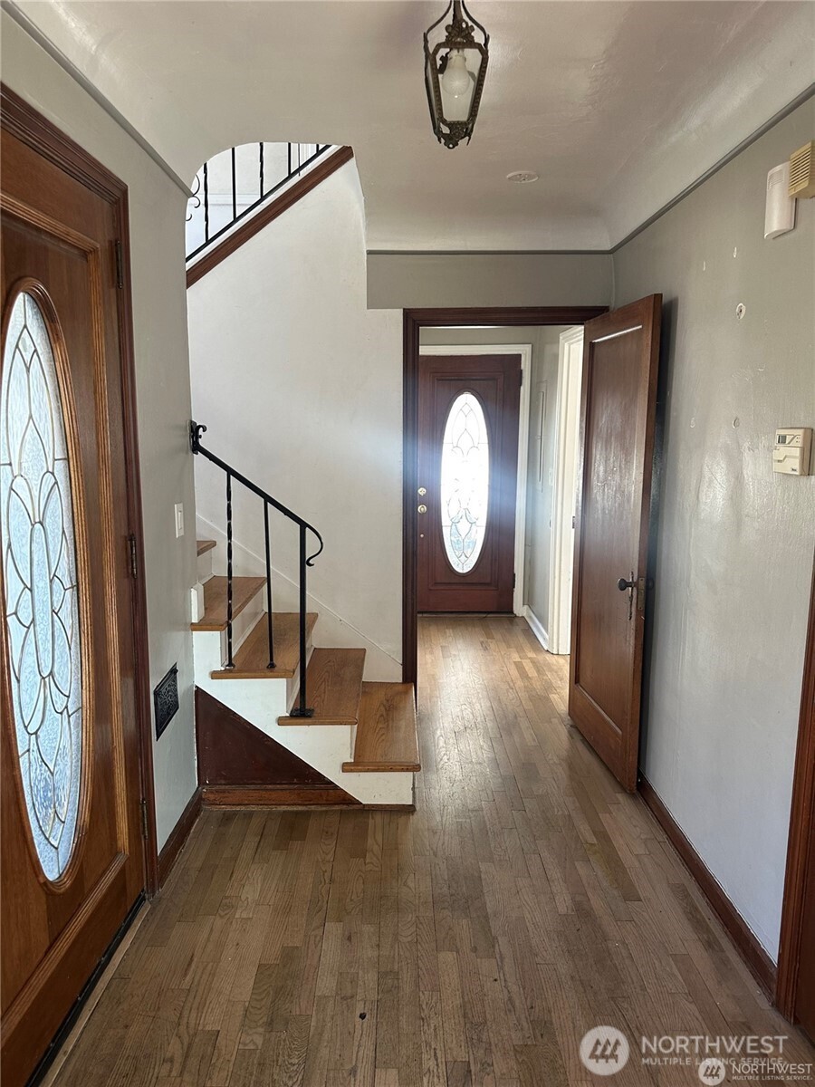 215 W Kinnear Place , Seattle, WA 98119-3730