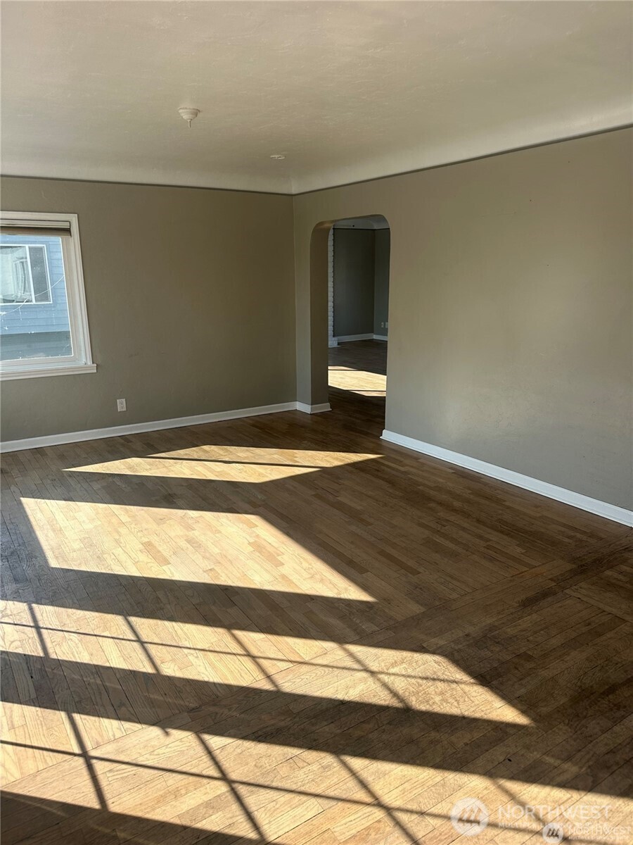 215 W Kinnear Place , Seattle, WA 98119-3730