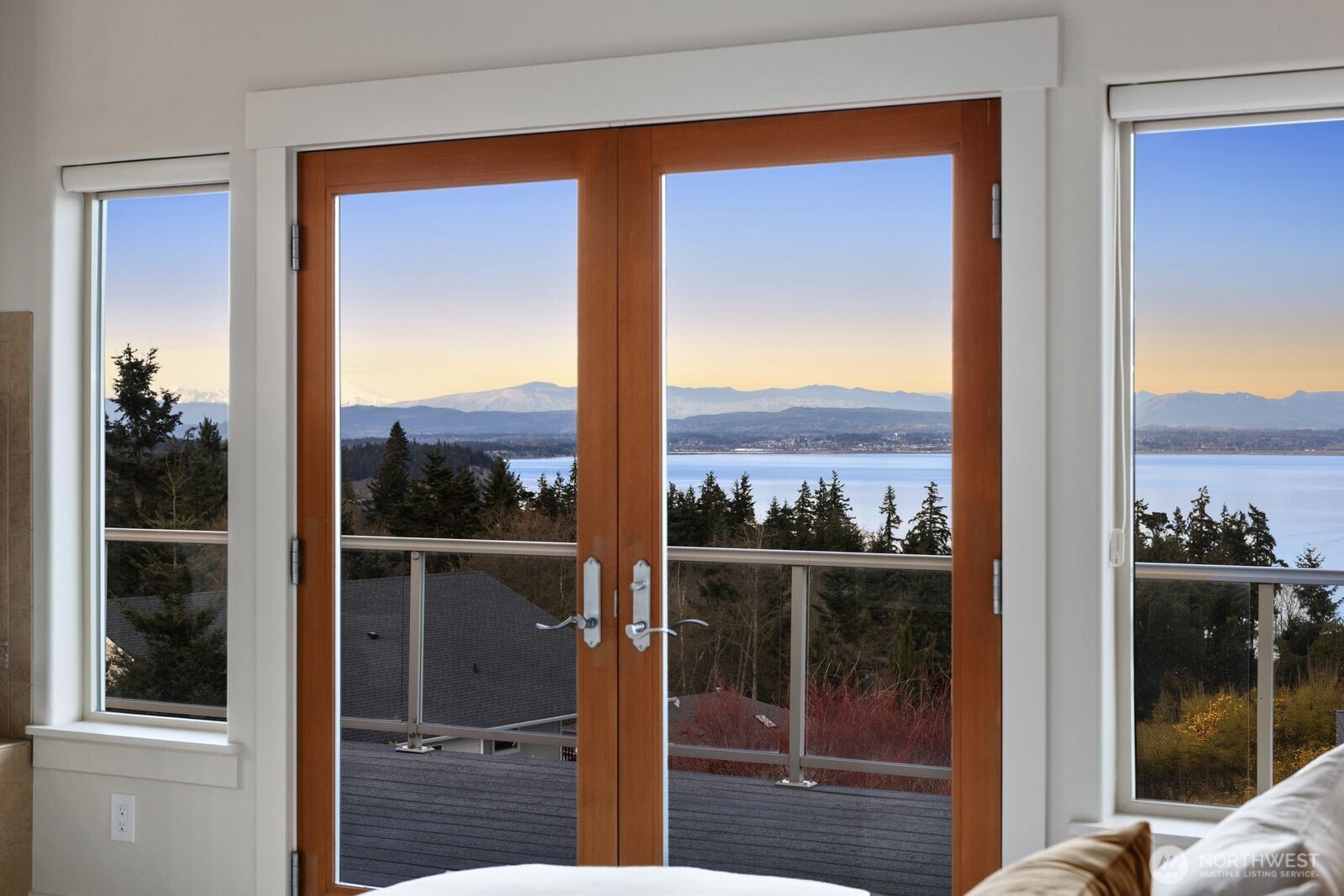 1021 Lightning Way , Camano Island, WA 98282