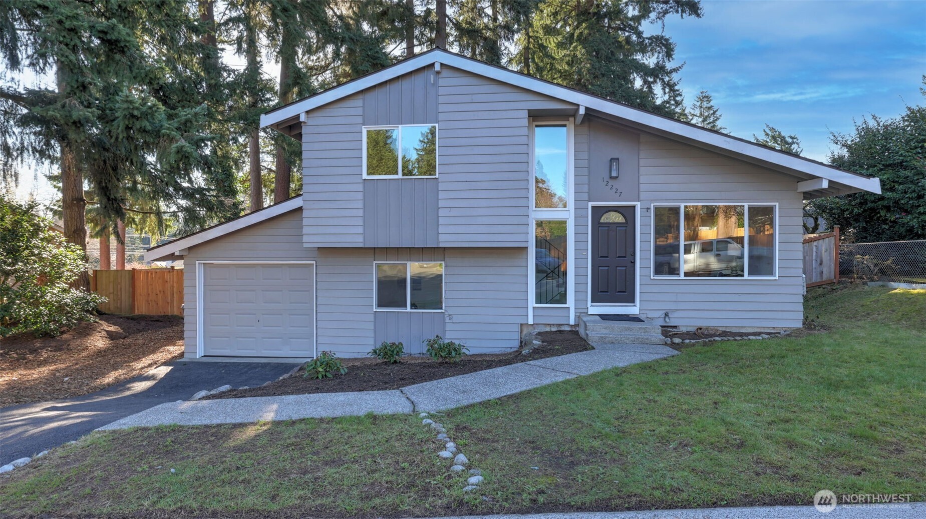 12227 NE 137th Place , Kirkland, WA 98034
