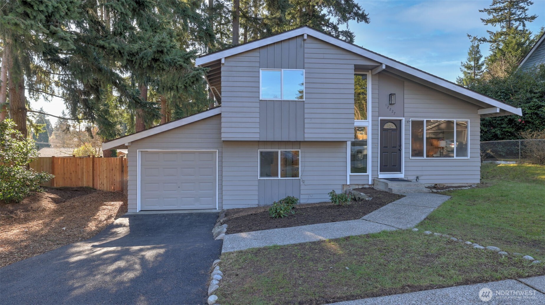 12227 NE 137th Place , Kirkland, WA 98034