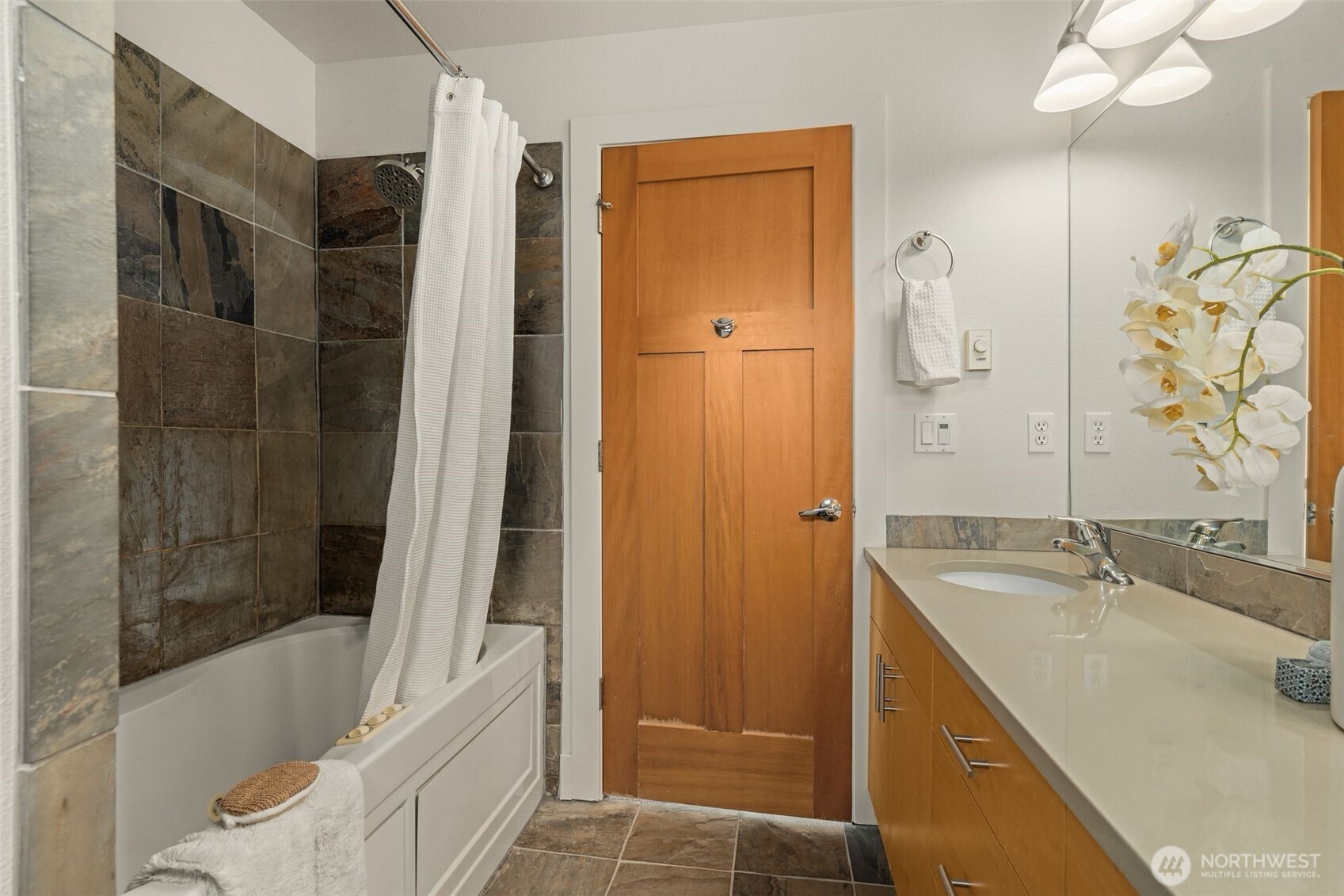 2815 24th Avenue S, Seattle, WA 98144-5313