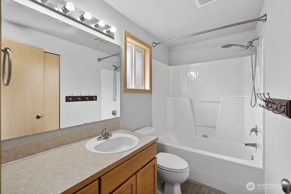 1212 N 12th Place , Mount Vernon, WA 98273