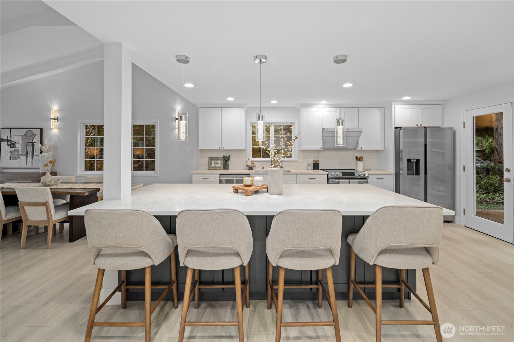 1626 W Beaver Lake Drive SE, Sammamish, WA 98075