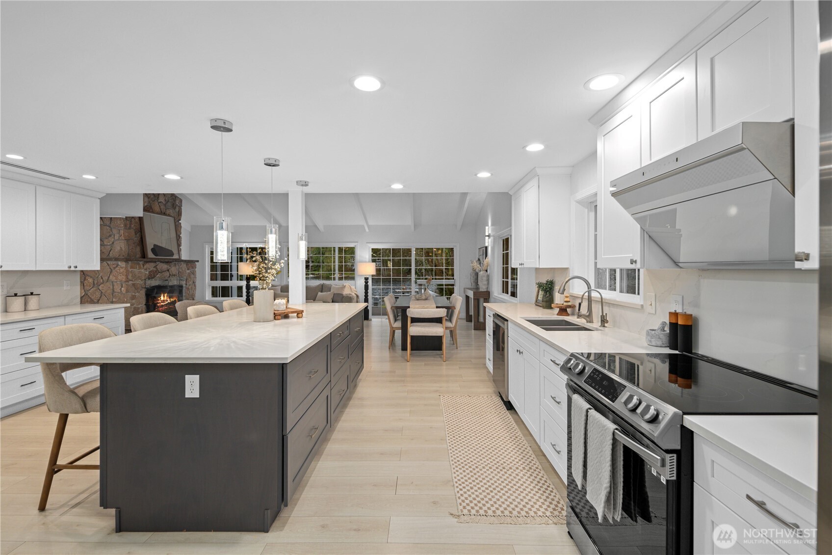 1626 W Beaver Lake Drive SE, Sammamish, WA 98075