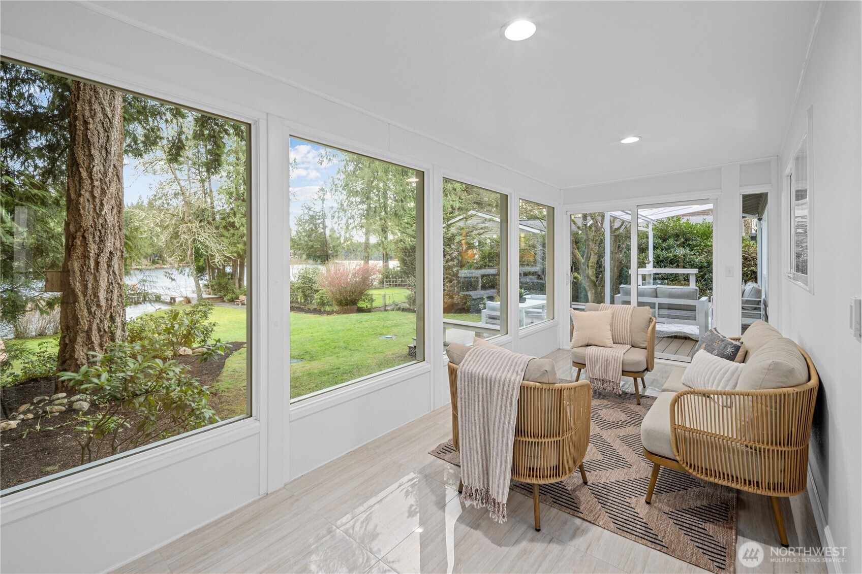 1626 W Beaver Lake Drive SE, Sammamish, WA 98075