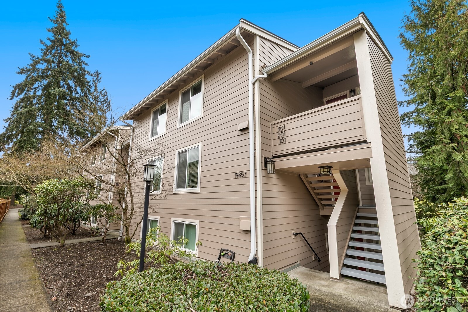 19857 25th Avenue NE #105, Shoreline, WA 98155
