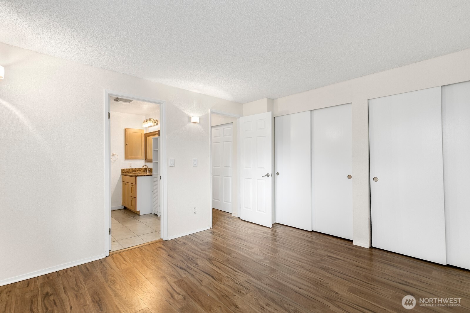 19857 25th Avenue NE #105, Shoreline, WA 98155