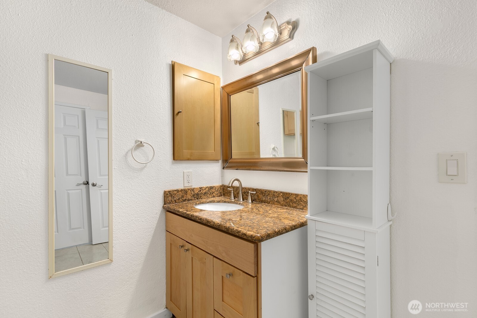 19857 25th Avenue NE #105, Shoreline, WA 98155