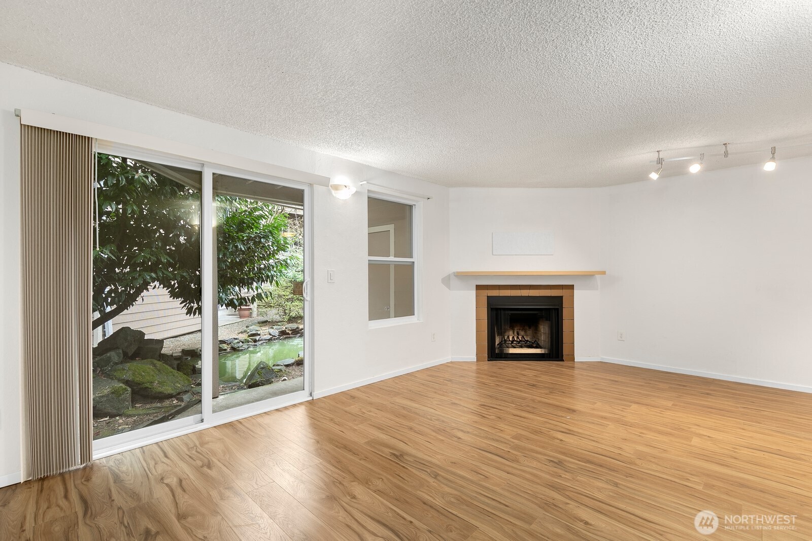 19857 25th Avenue NE #105, Shoreline, WA 98155