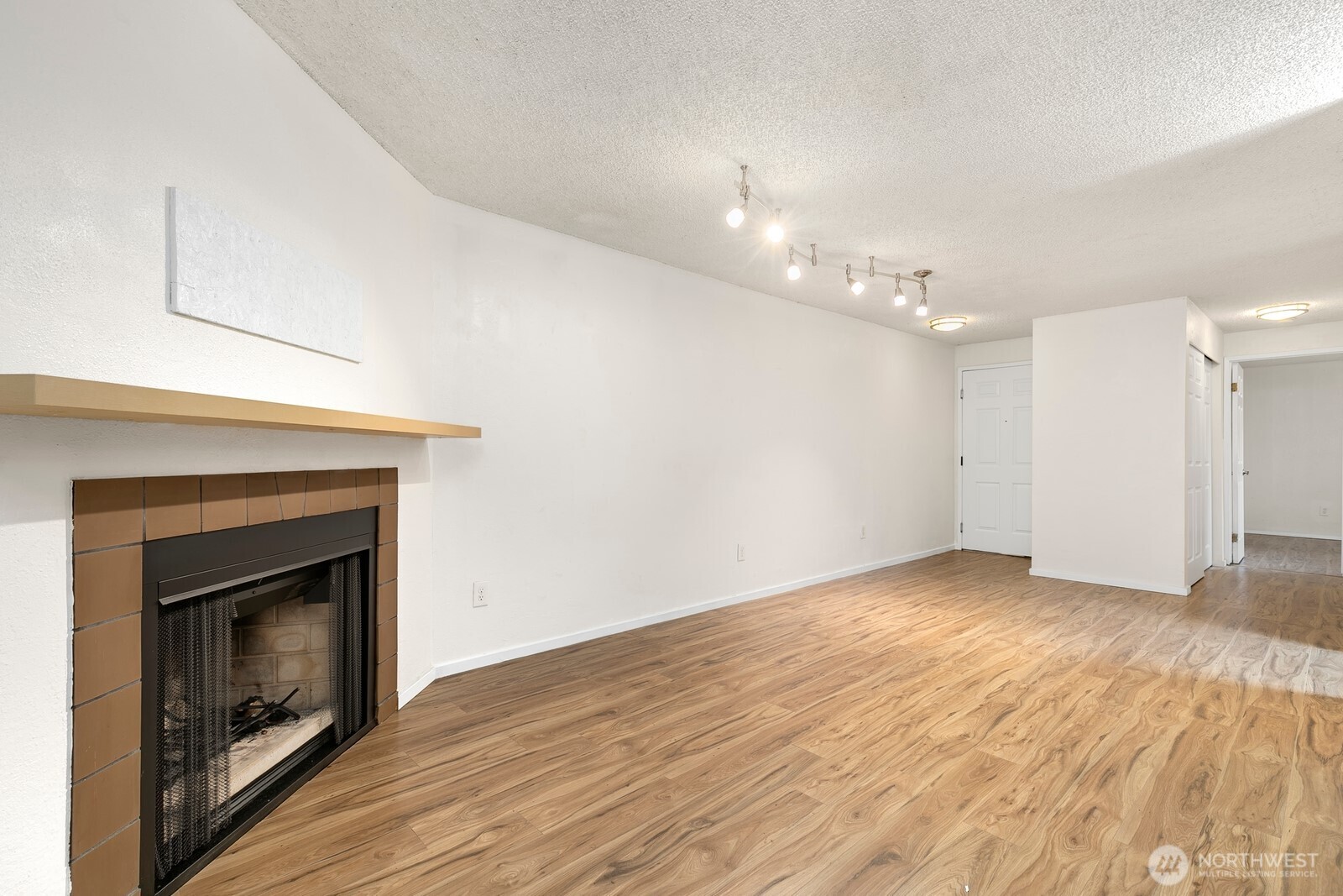 19857 25th Avenue NE #105, Shoreline, WA 98155