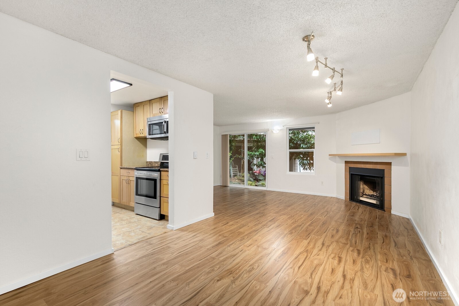 19857 25th Avenue NE #105, Shoreline, WA 98155