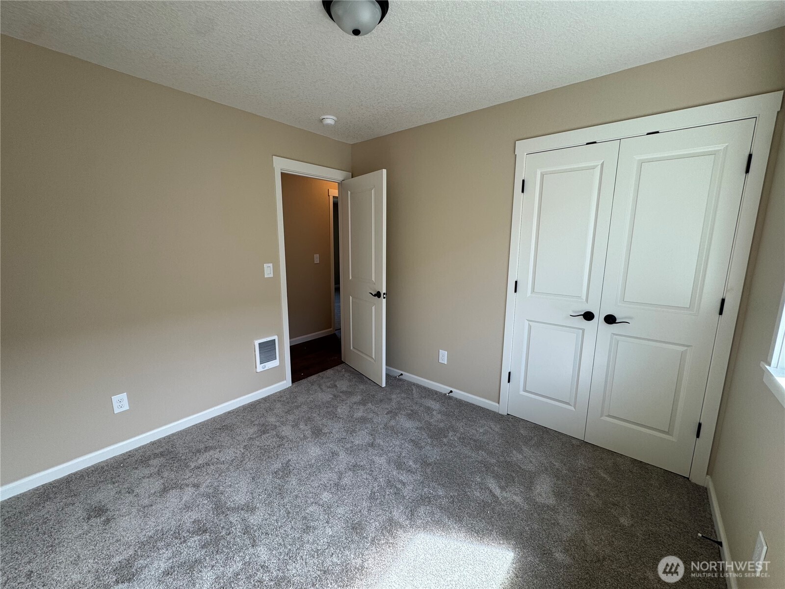 206 Douglas Street , Longview, WA 98632