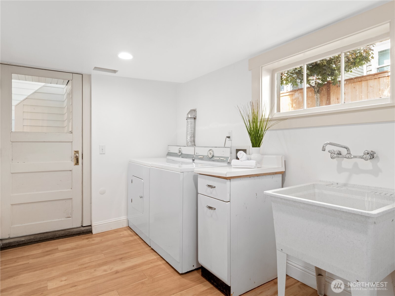 9701 Roosevelt Way NE, Seattle, WA 98115