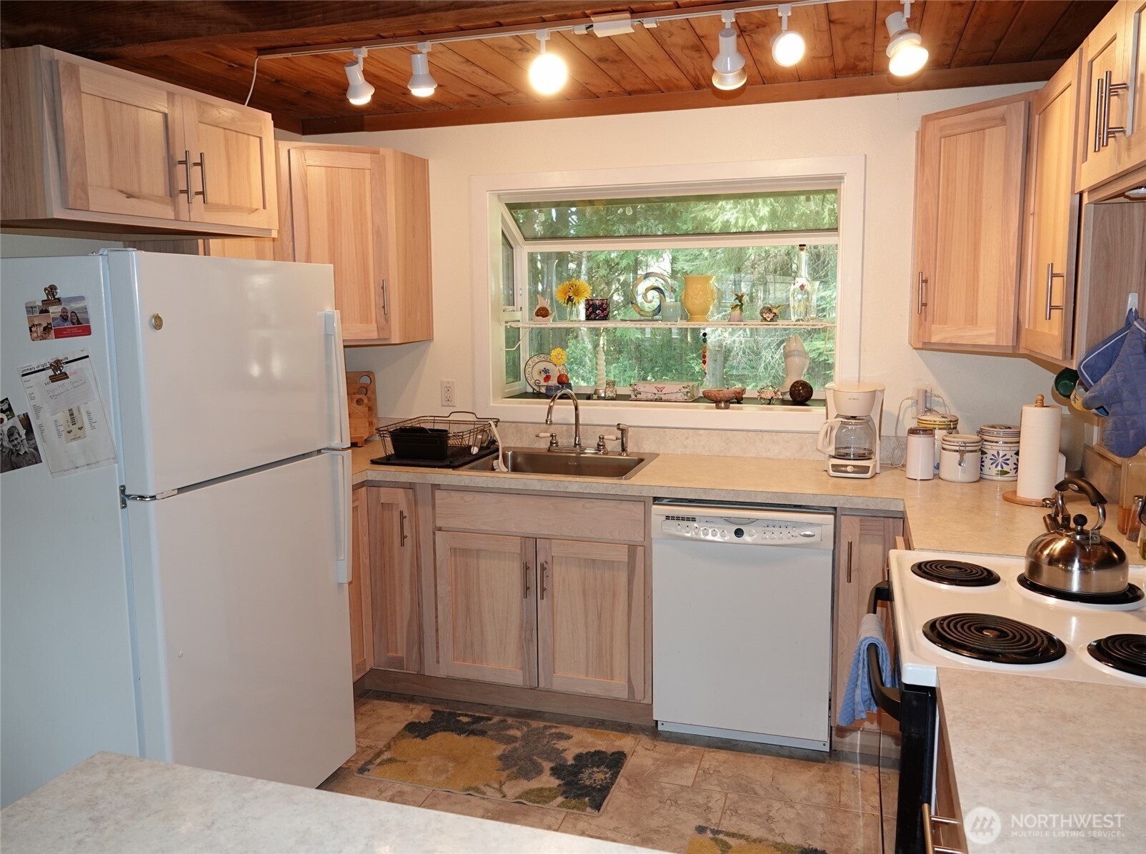 121 Oyehut Road , Hoquiam, WA 98550