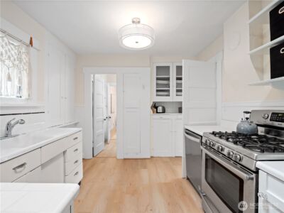 9701 Roosevelt Way NE, Seattle, WA 98115 - Photo 11