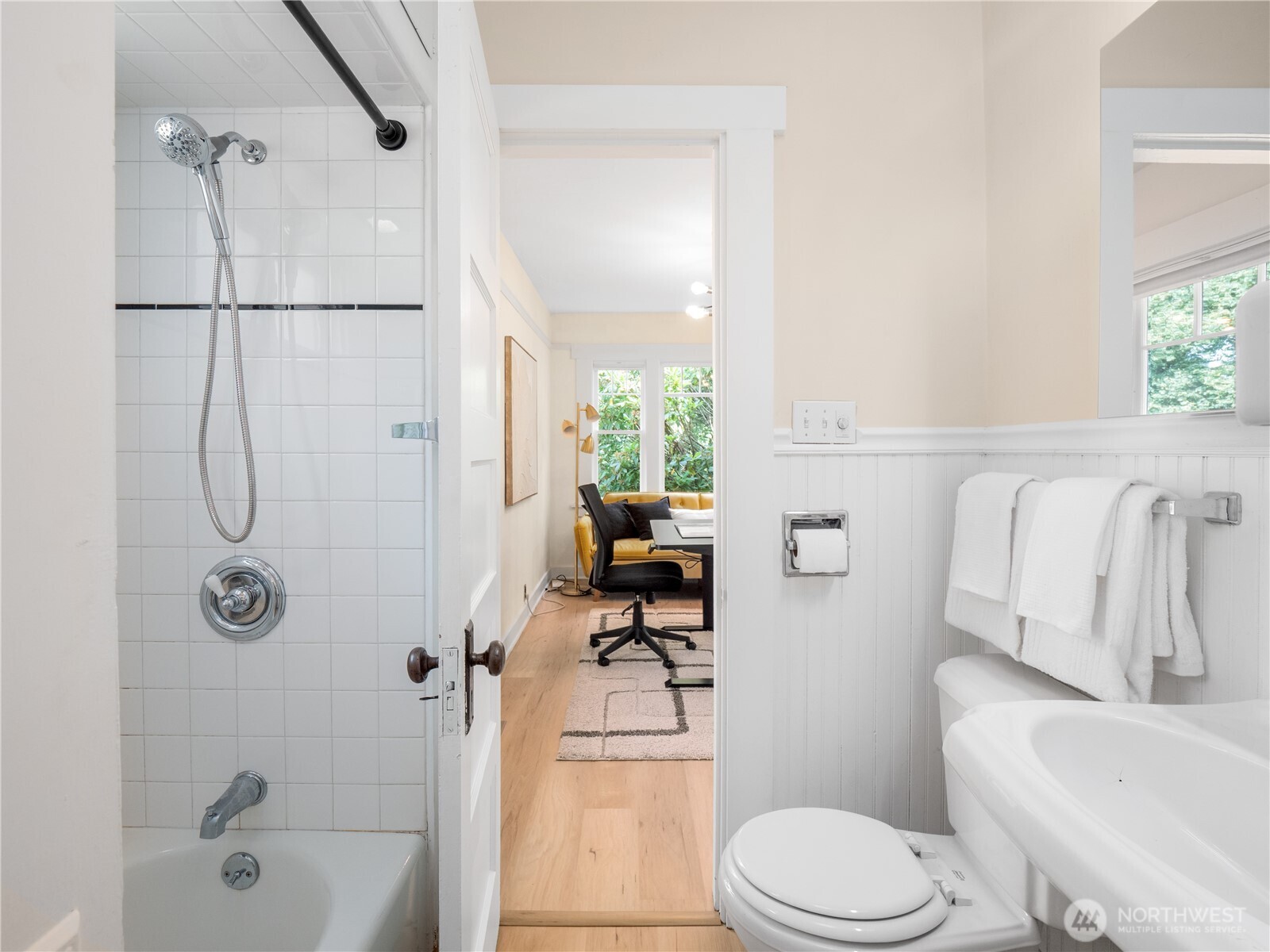 9701 Roosevelt Way NE, Seattle, WA 98115