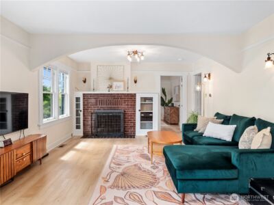 9701 Roosevelt Way NE, Seattle, WA 98115 - Photo 2