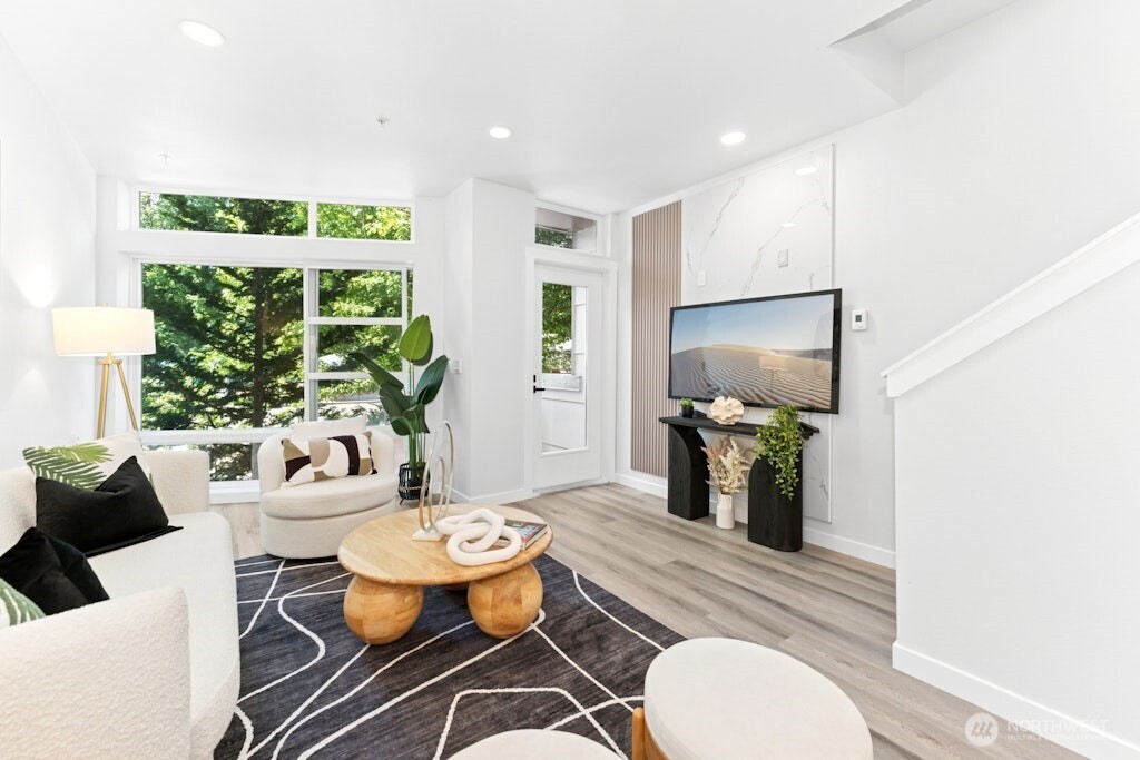 15107 NE 81st Way #102, Redmond, WA 98052