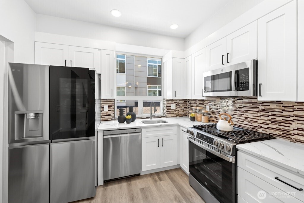 15107 NE 81st Way #102, Redmond, WA 98052