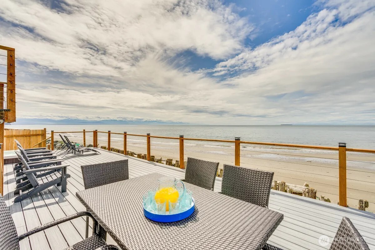 2585 West Beach Road , Oak Harbor, WA 98277