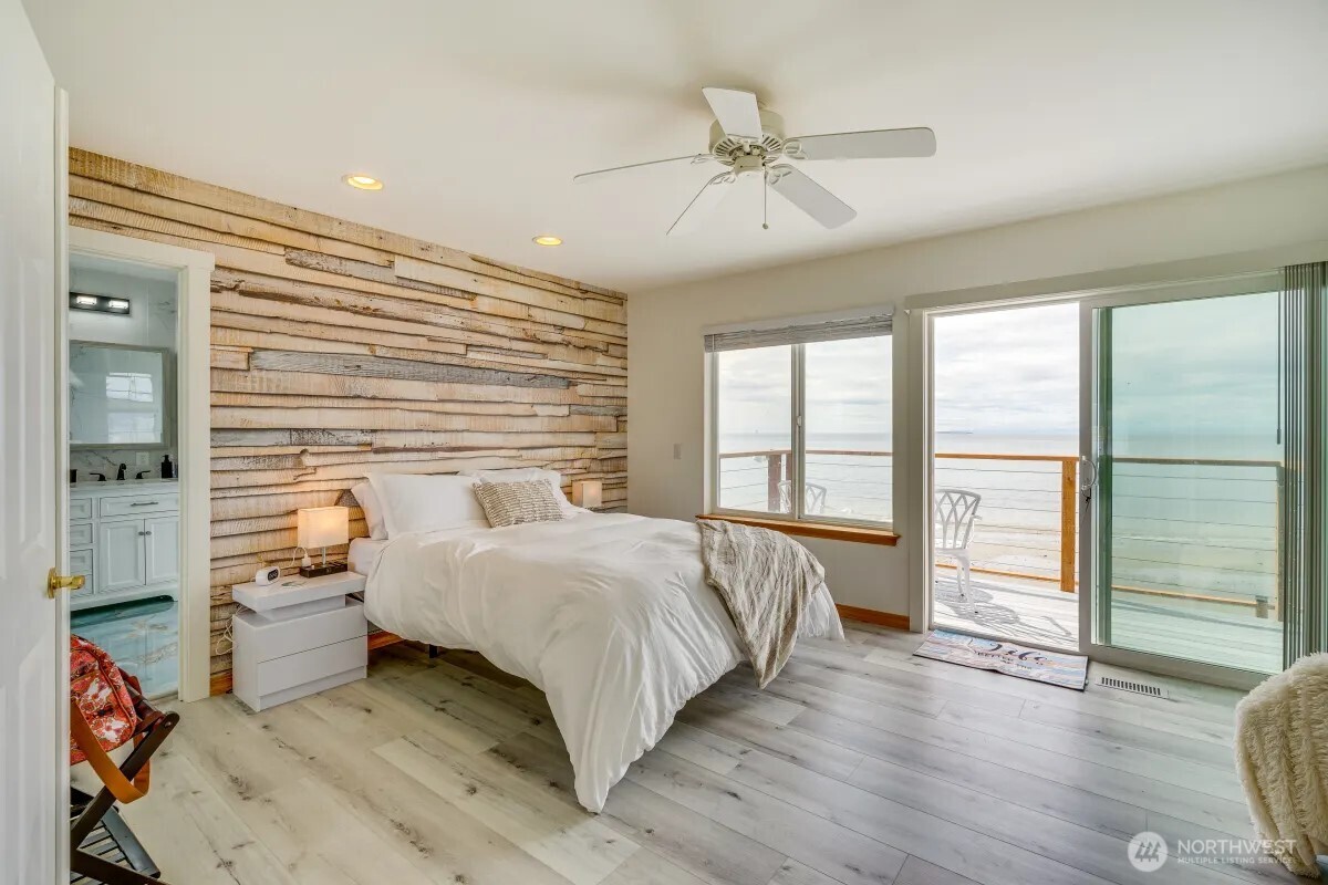 2585 West Beach Road , Oak Harbor, WA 98277