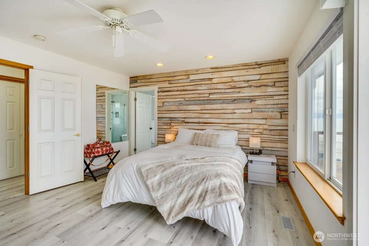 2585 West Beach Road , Oak Harbor, WA 98277