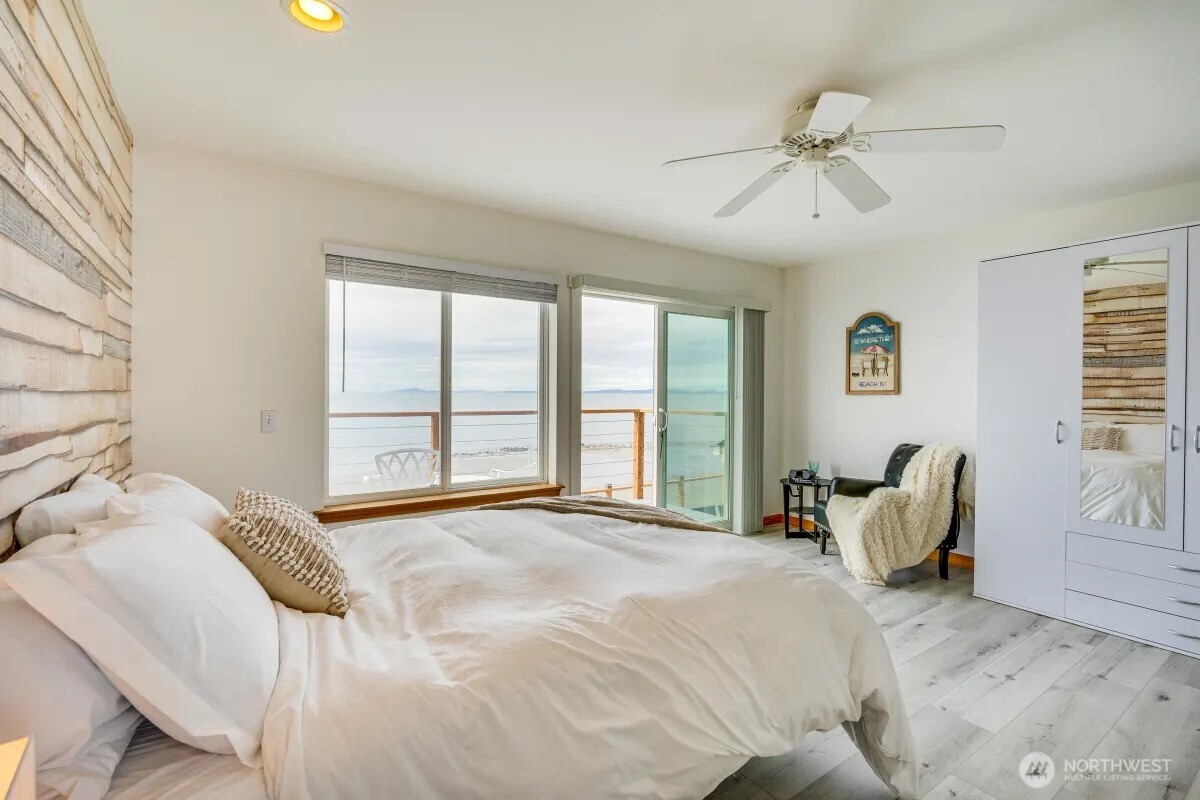 2585 West Beach Road , Oak Harbor, WA 98277