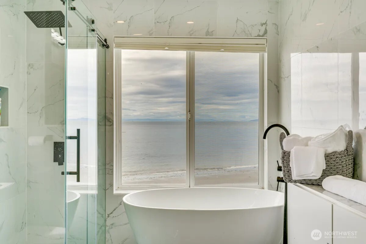 2585 West Beach Road , Oak Harbor, WA 98277