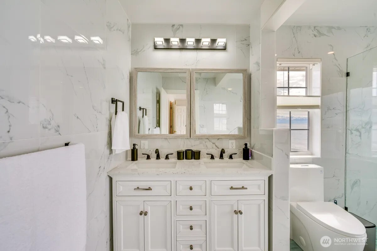 2585 West Beach Road , Oak Harbor, WA 98277