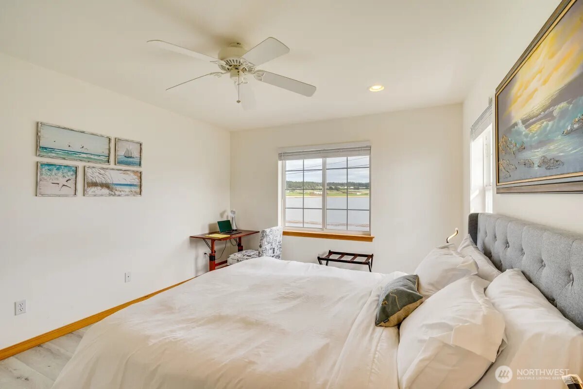 2585 West Beach Road , Oak Harbor, WA 98277