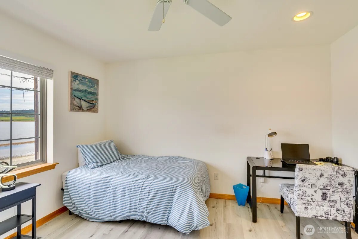 2585 West Beach Road , Oak Harbor, WA 98277