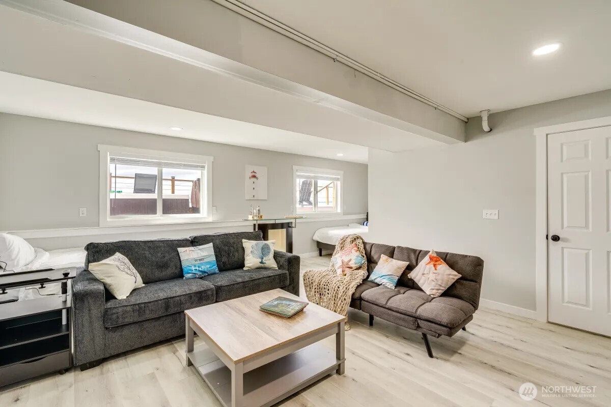 2585 West Beach Road , Oak Harbor, WA 98277