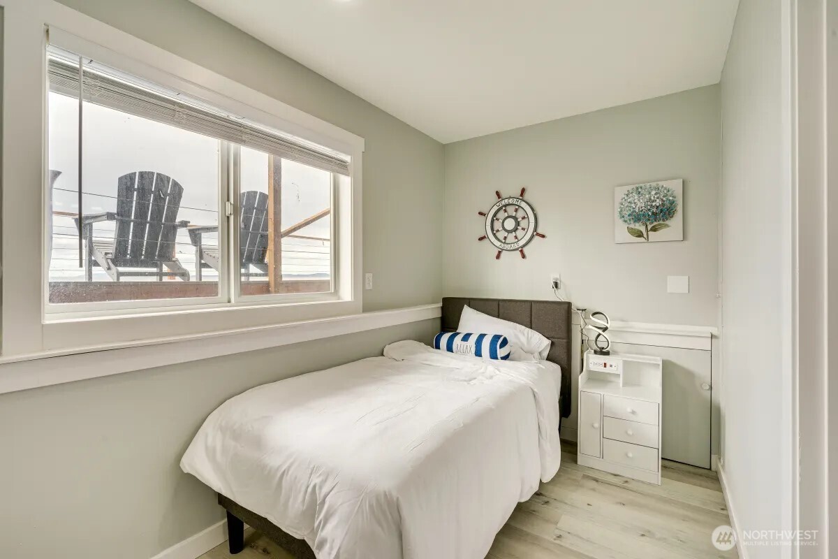 2585 West Beach Road , Oak Harbor, WA 98277