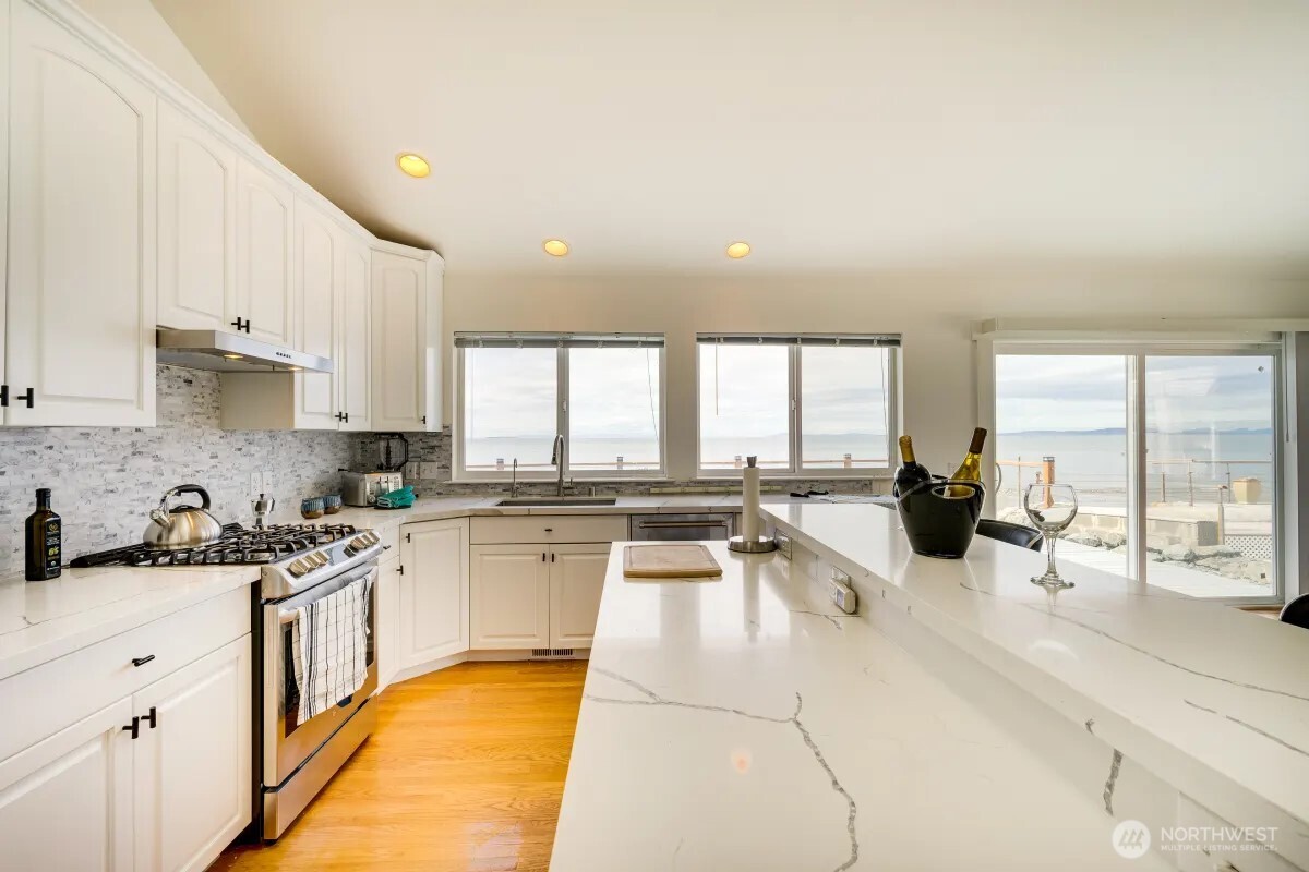 2585 West Beach Road , Oak Harbor, WA 98277