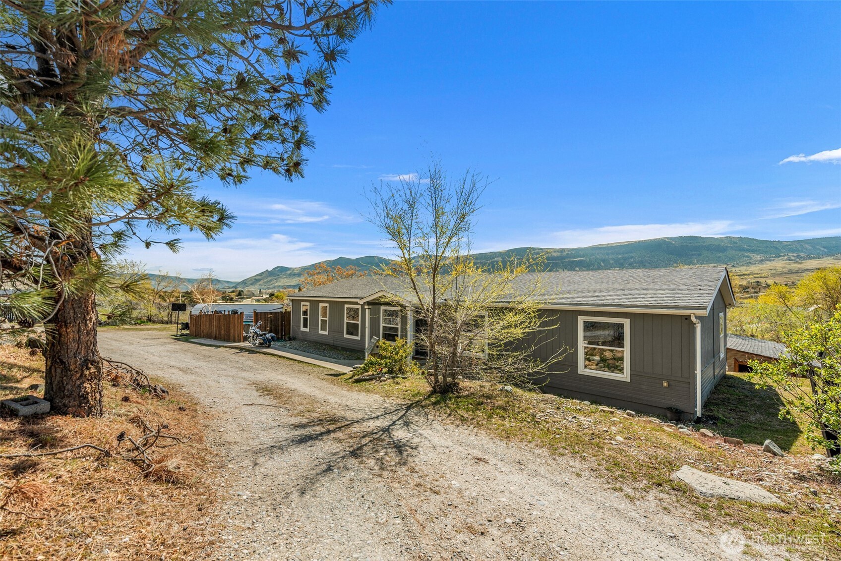 1053 S Perry Avenue , East Wenatchee, WA 98802