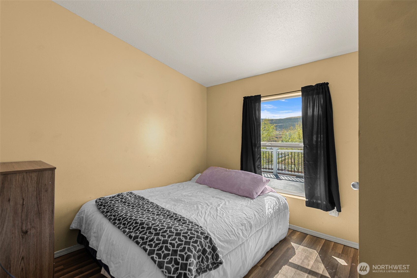 1053 S Perry Avenue , East Wenatchee, WA 98802