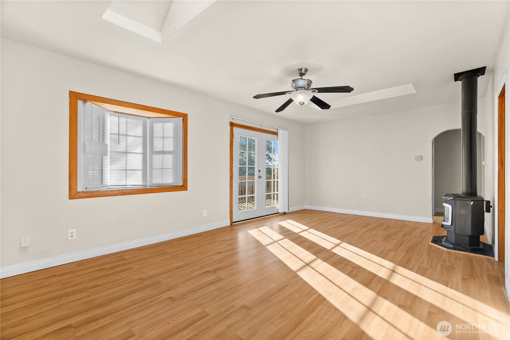 633 E Arcadia Avenue , Shelton, WA 98584