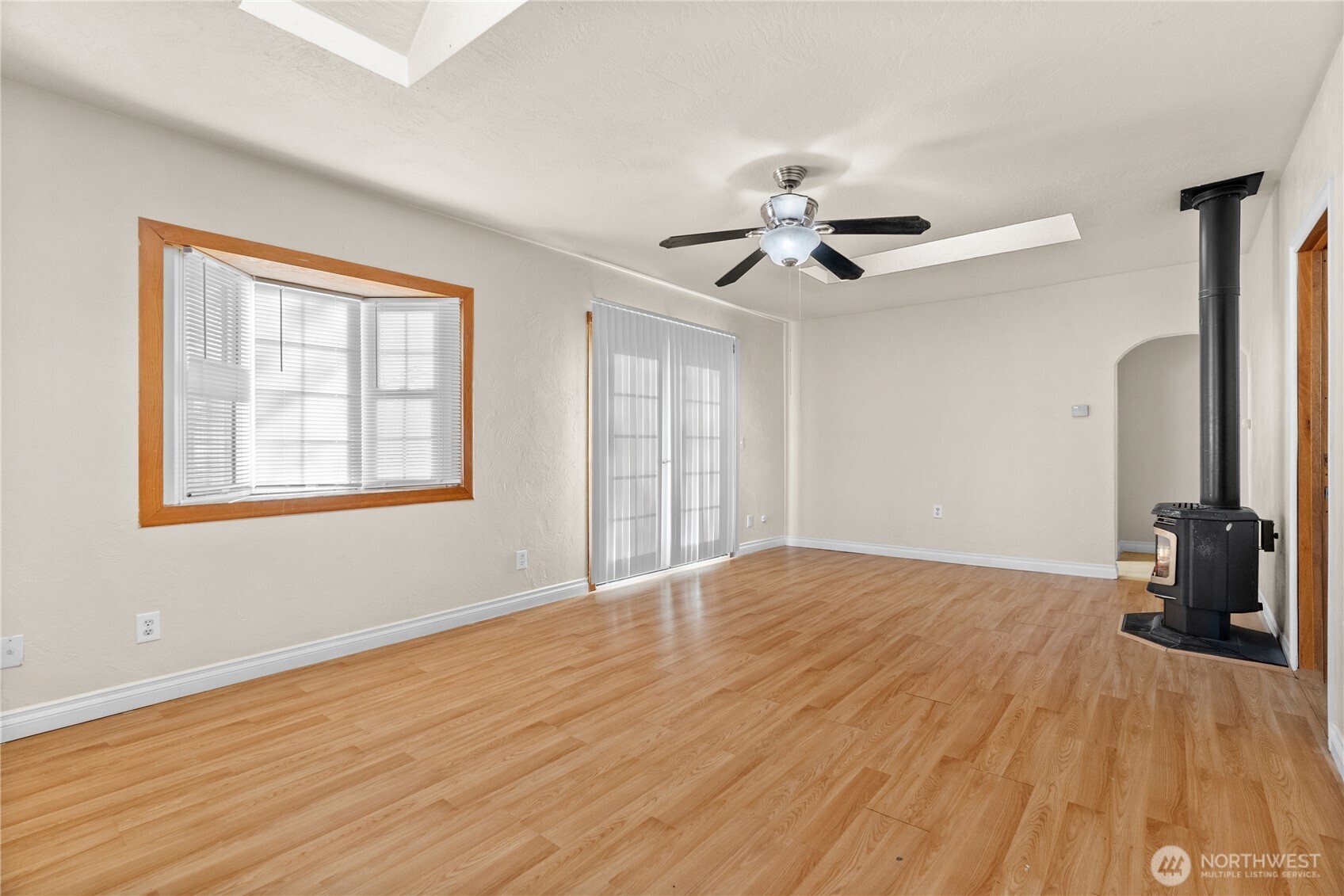 633 E Arcadia Avenue , Shelton, WA 98584