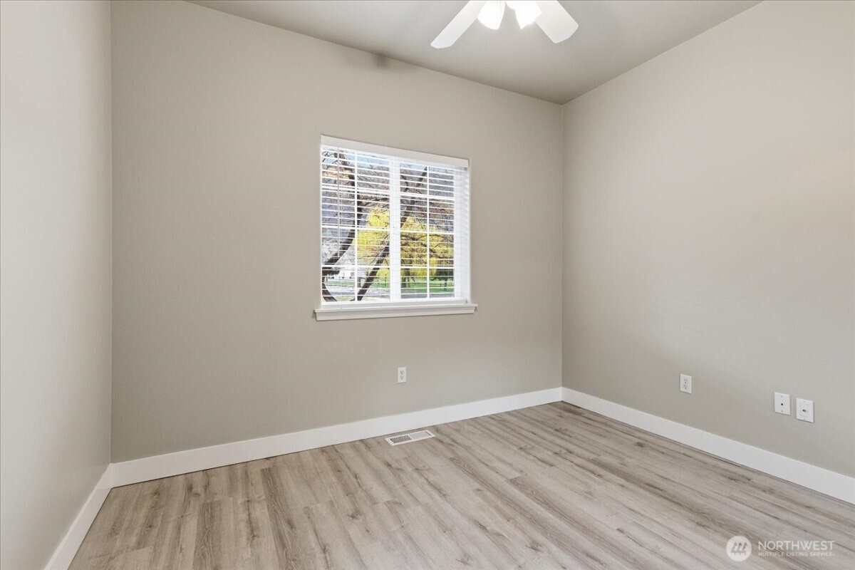 55676 Bay Area Dr NE, Electric City, WA 99123