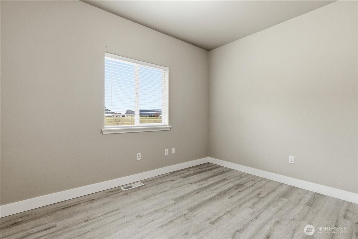 55676 Bay Area Dr NE, Electric City, WA 99123