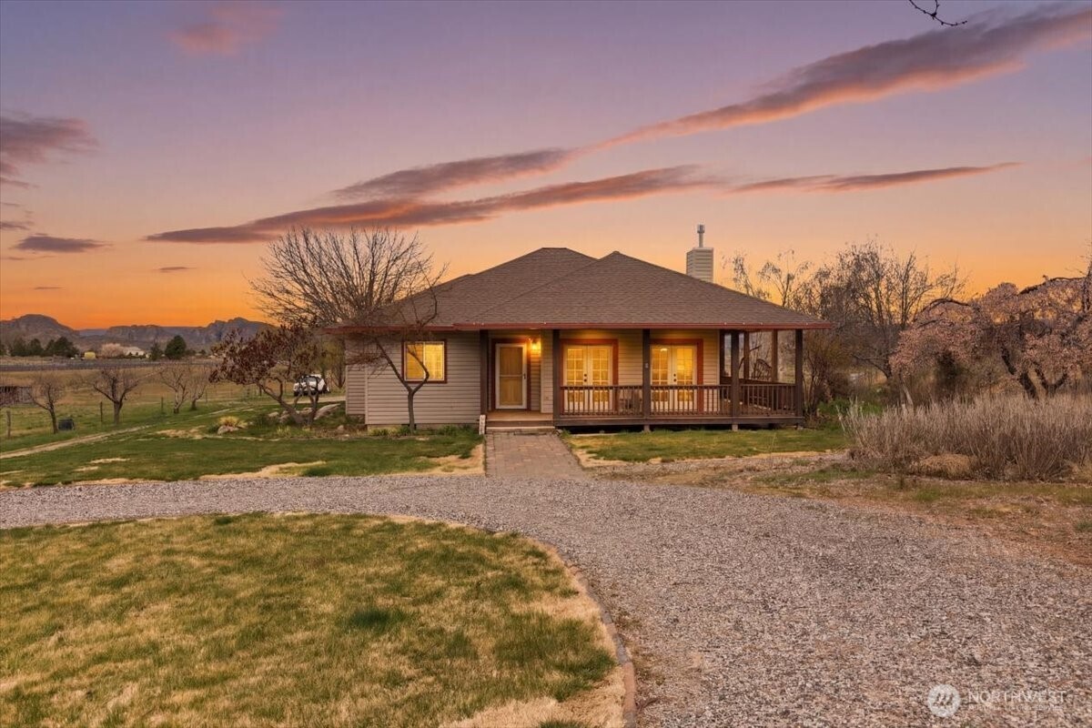 55676 Bay Area Dr NE, Electric City, WA 99123