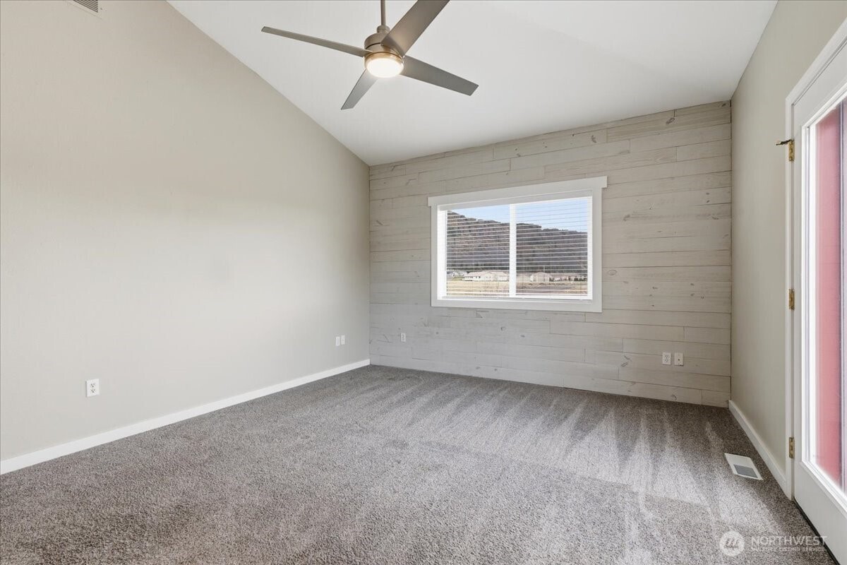 55676 Bay Area Dr NE, Electric City, WA 99123