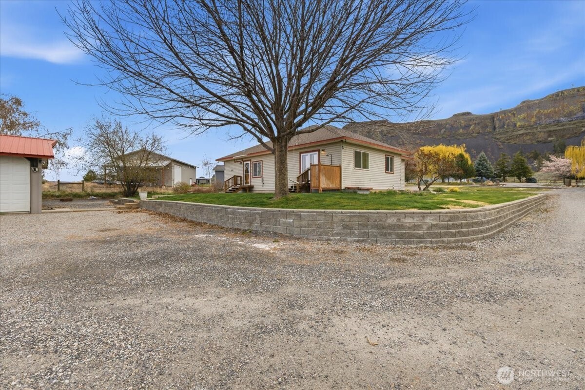 55676 Bay Area Dr NE, Electric City, WA 99123