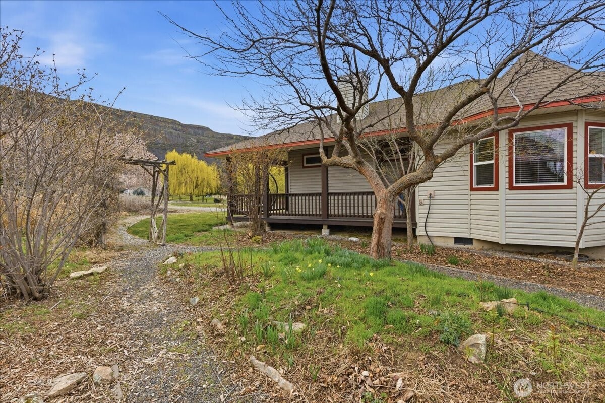 55676 Bay Area Dr NE, Electric City, WA 99123